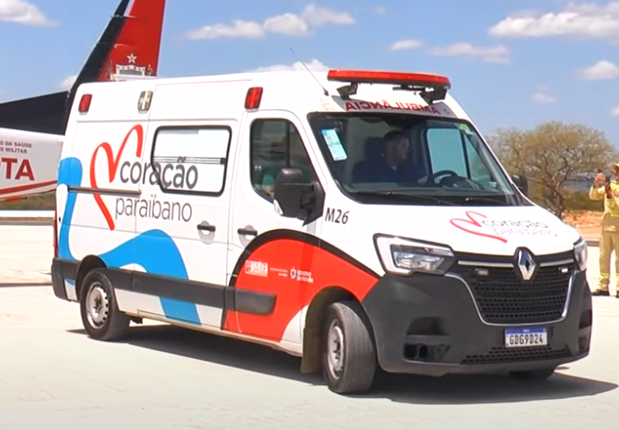 Ambulância do programa Coração Paraibano se envolve em acidente com boi na BR-230