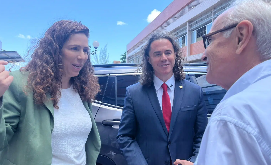 Ao lado de Cícero, Veneziano recepciona ministra da Gestão e inovação na Paraíba