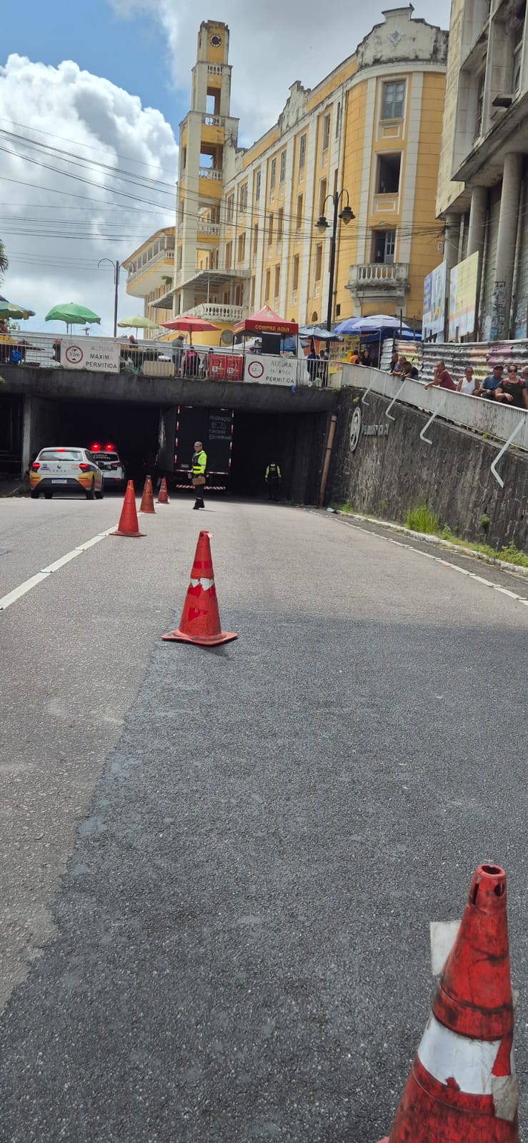 Caminhão fica preso em viaduto e complica trânsito no Centro de João Pessoa