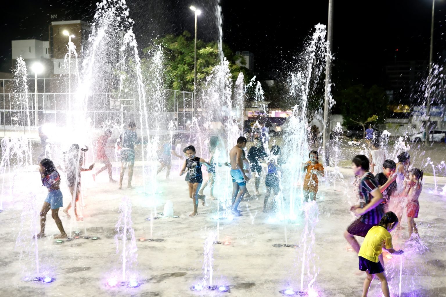 Funcionamento da fonte interativa da Praça Osias Gomes é ampliado no Dia das Crianças em João Pessoa