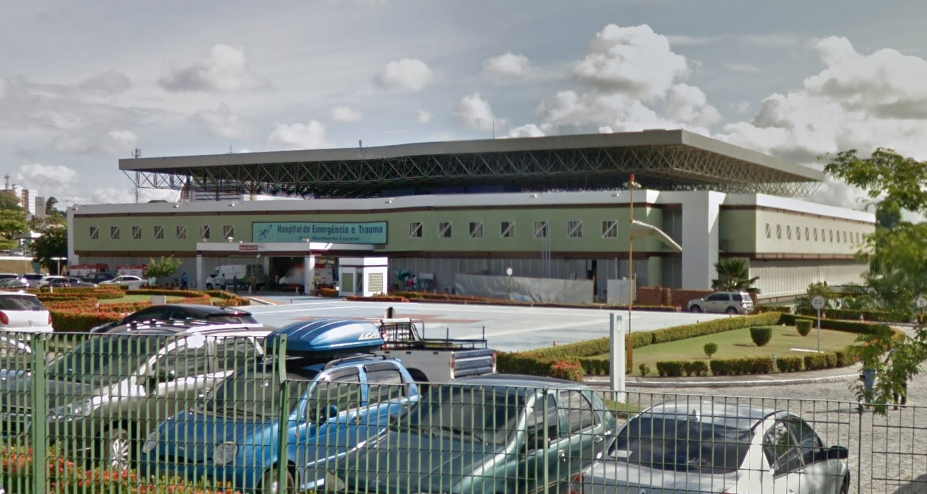 Motorista perde controle de veículo e cai em barranco na BR-101, em Santa Rita