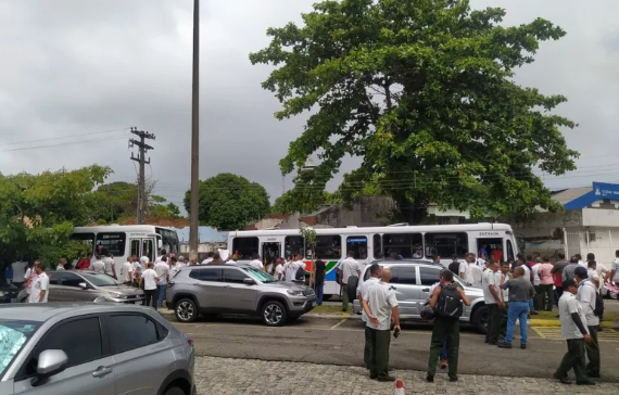 Motoristas de ônibus paralisam por duas horas em João Pessoa após colega ser esfaqueado