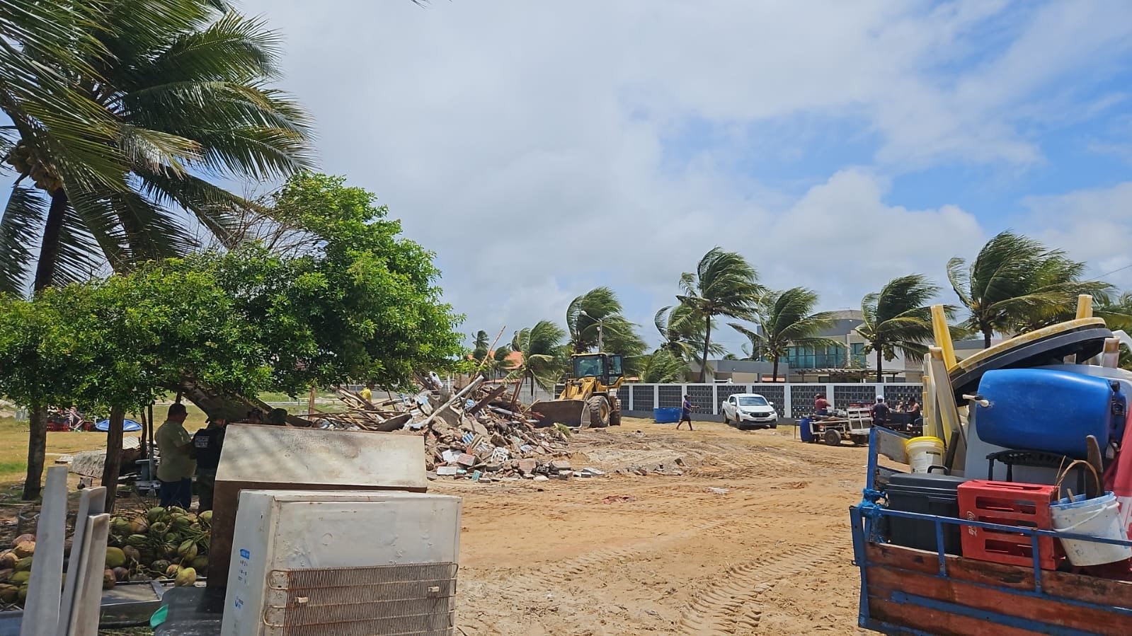 Orla de Lucena passa por nova etapa de desocupação e remoção de estruturas irregulares