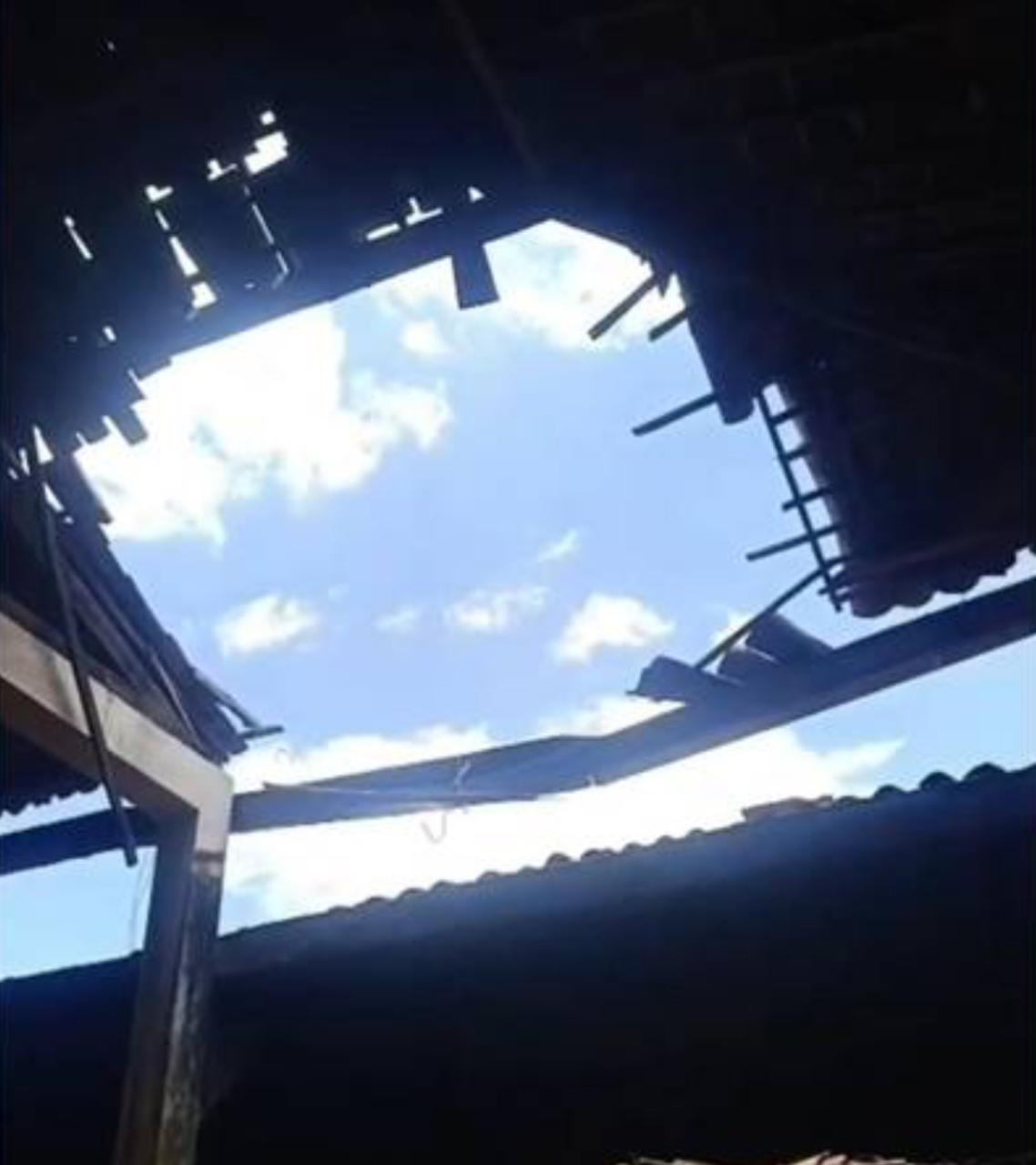 Parte do teto do Mercado Central de Cajazeiras desaba