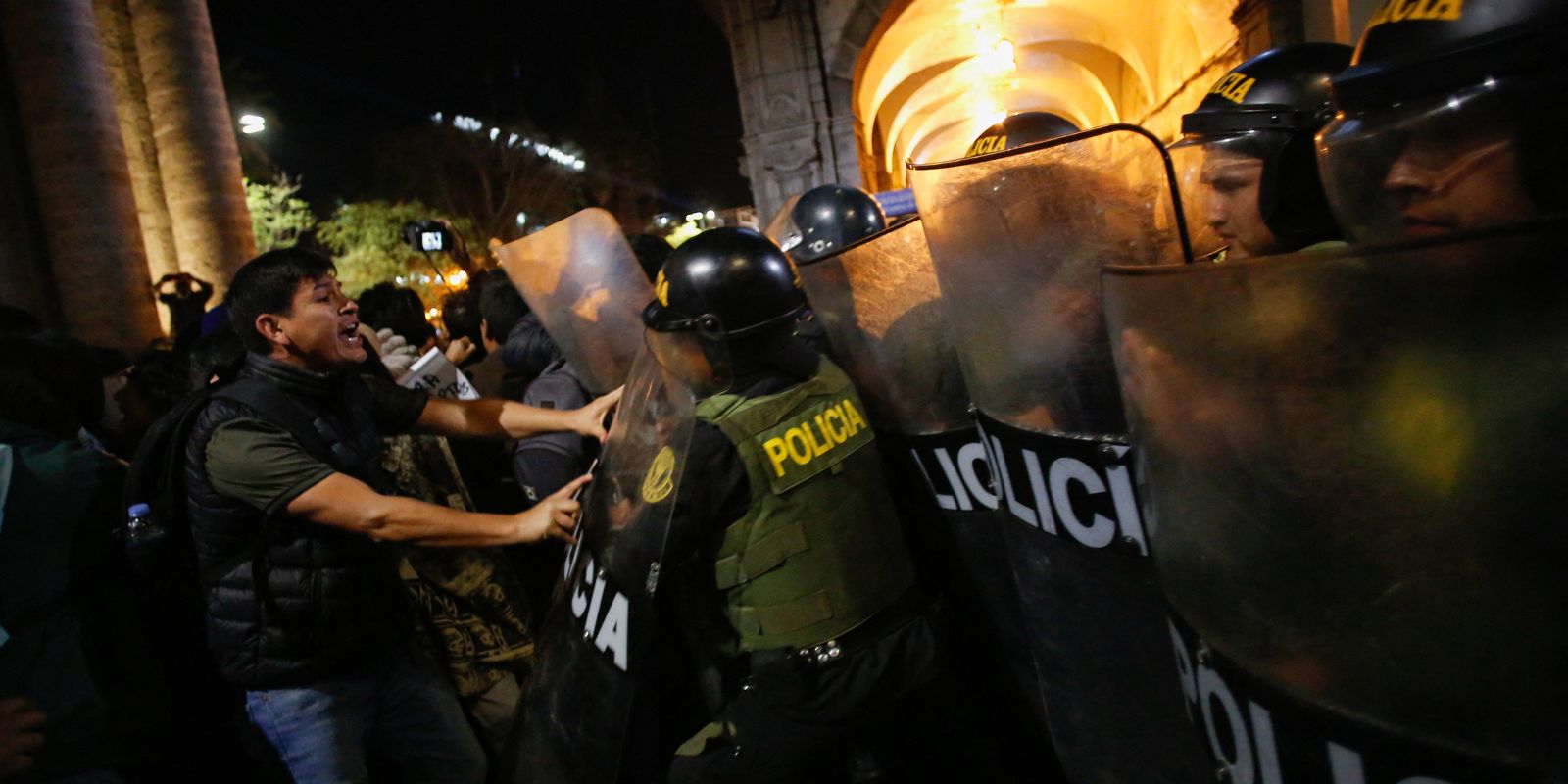 Presidente interino do Peru decreta estado de emergência em Lima