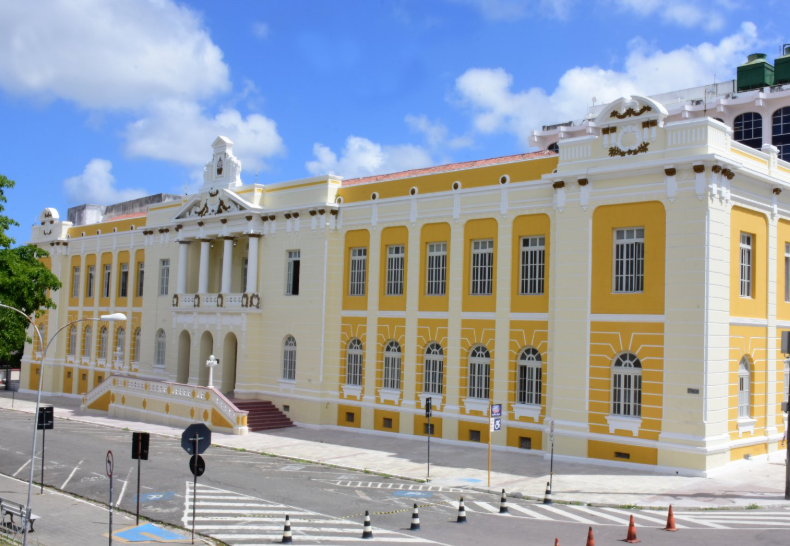 Justiça suspende desocupação de prédio construído acima da altura permitida na orla de JP