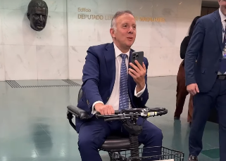 Vídeo: Aguinaldo sofre lesão correndo, usa ‘BYD’ para se deslocar e mantém agenda no Congresso