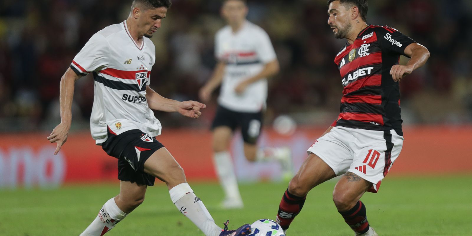 Buscando a liderança do Brasileiro, Flamengo enfrenta o São Paulo
