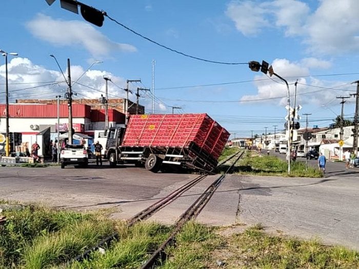 Caminhão carregado de frangos tomba e interrompe circulação de trens na Ilha do Bispo