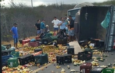 Caminhonete carregada com tomate tomba na BR-230 em Soledade e deixa três feridos