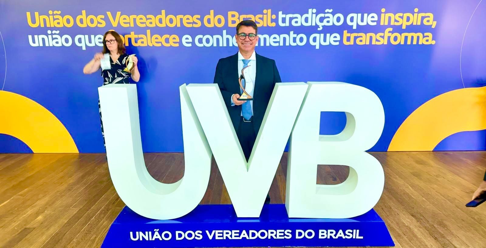 Em Brasília, presidente Dinho recebe prêmio nacional por modernização e transparência na CMJP