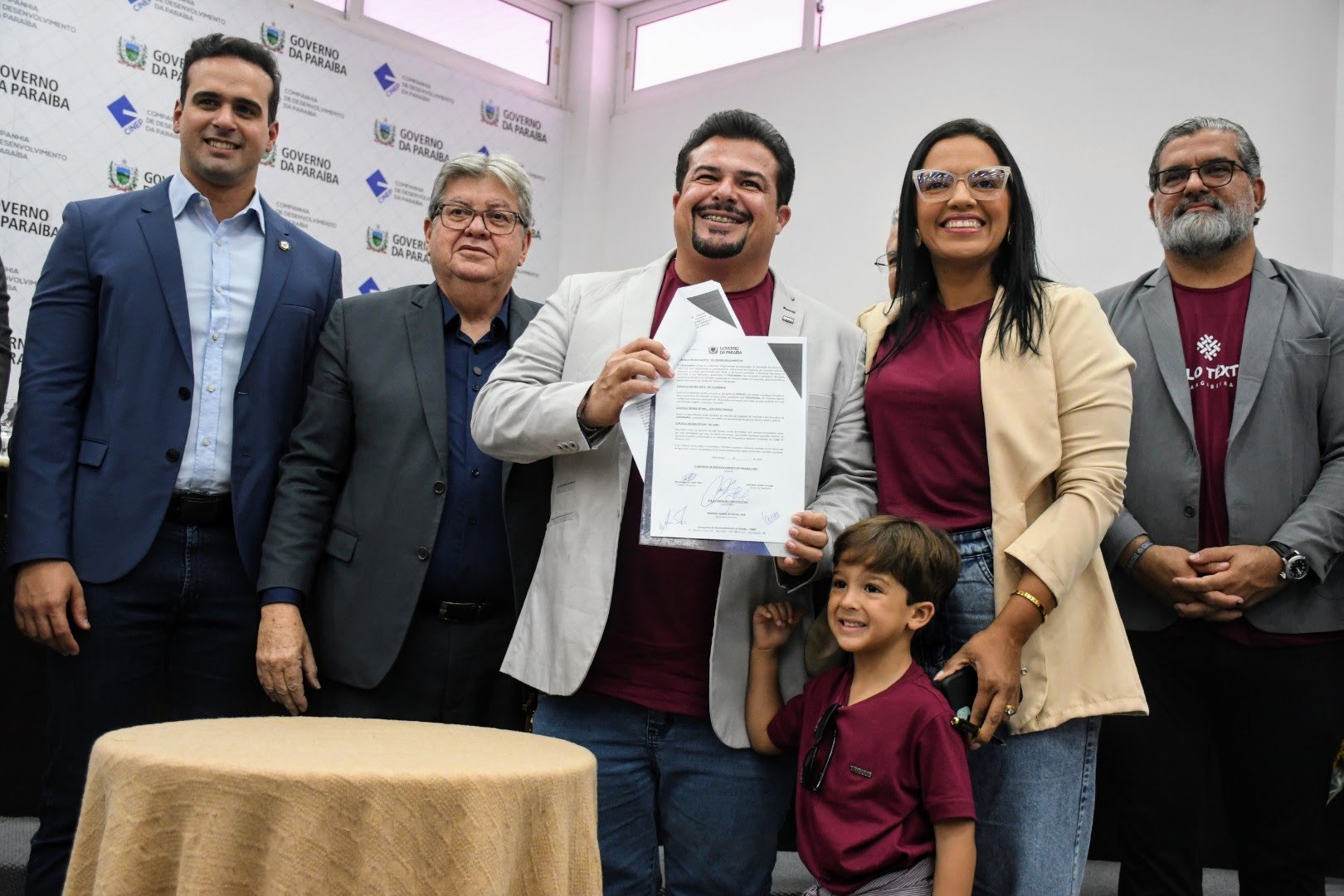 João Azevêdo assina contratos do Polo Têxtil de Mangabeira e anuncia redução de ICMS para o setor em JP