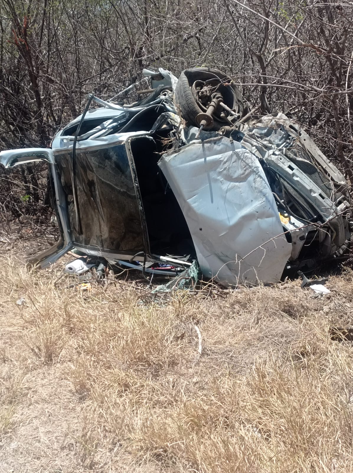 Motorista fica ferido após carro colidir em ônibus escolar e capotar na BR-412, em Serra Branca