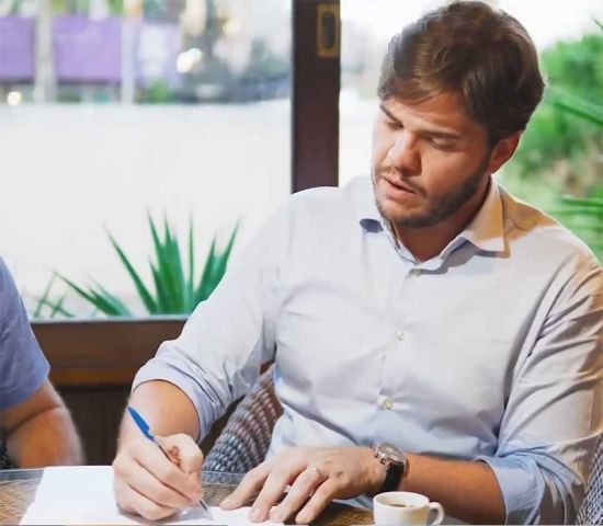 Prefeito Bruno Cunha Lima reaparece nas redes sociais com mensagem enigmática: “É chegado o tempo de falar”
