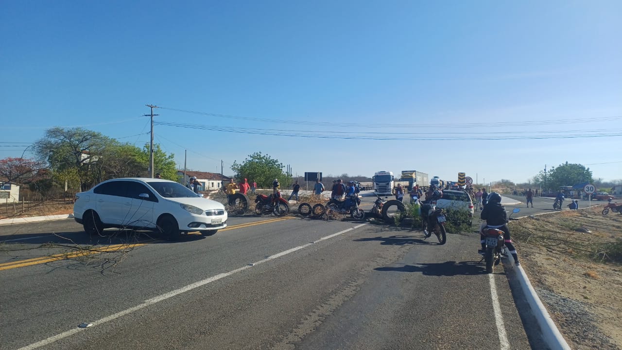 Protesto pela transposição do Boqueirão interdita BR-230 em Cajazeiras