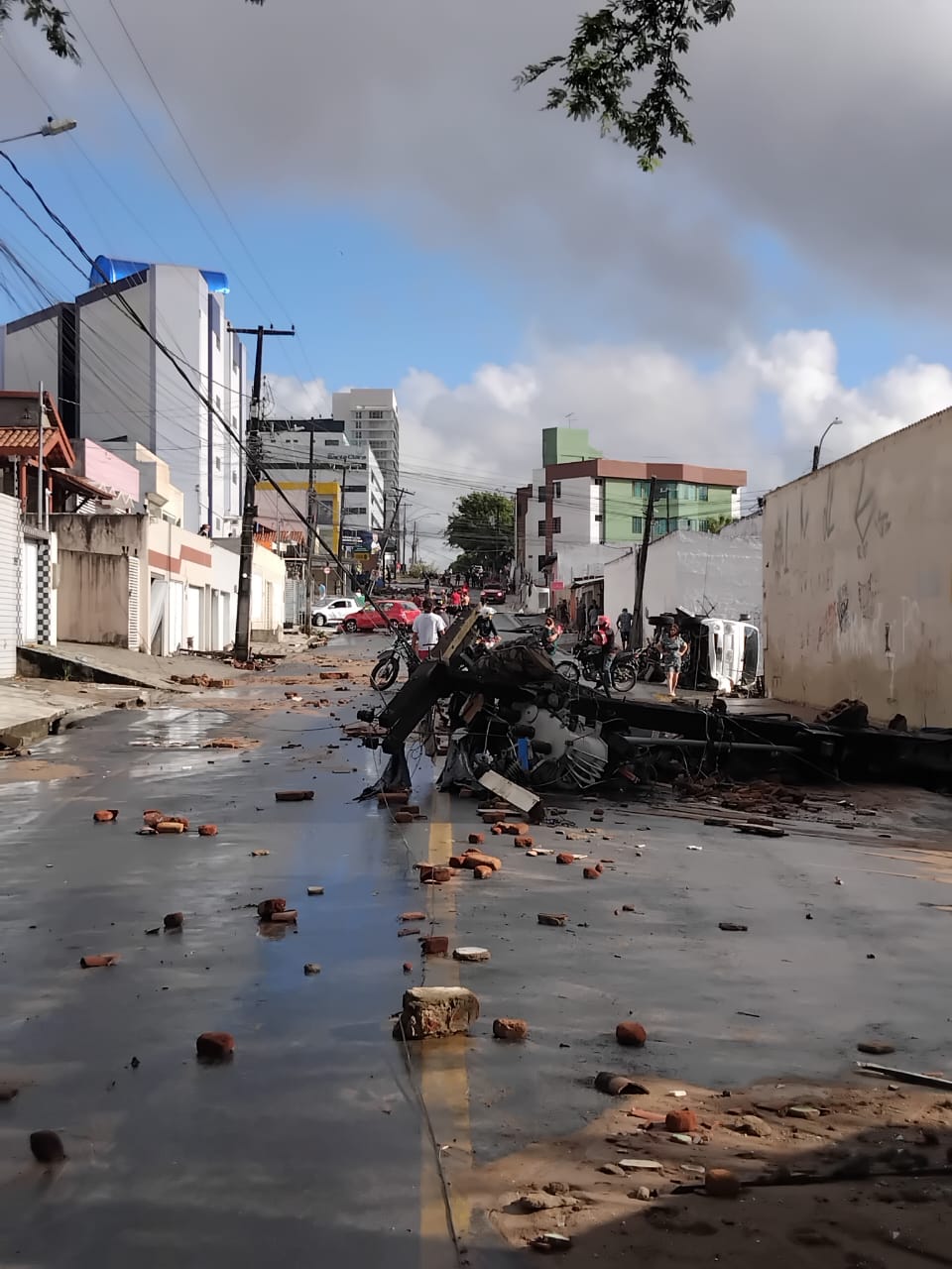 Registros feitos por moradores mostram cenário de destruição após rompimento de reservatório em CG