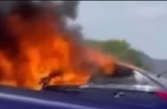 Carro é tomado pelo fogo na BR-230 entre Campina Grande e João Pessoa