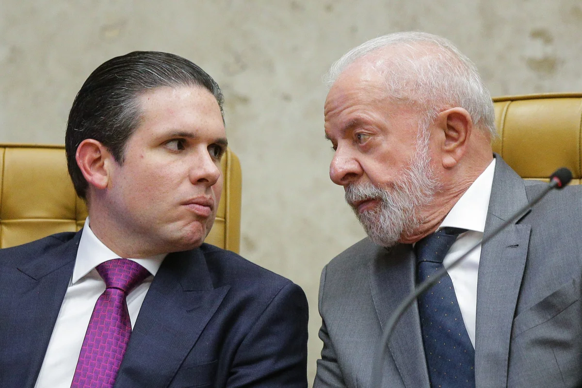 Deu na Folha: PT e Hugo Motta vivem momento de tensão e aliança na Paraíba vira ponto de atenção