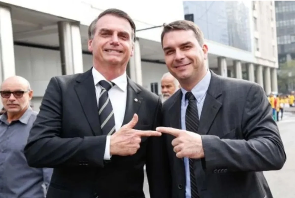 Flávio Bolsonaro diz que preço para desistir de candidatura é ter o pai ‘livre, nas urnas’