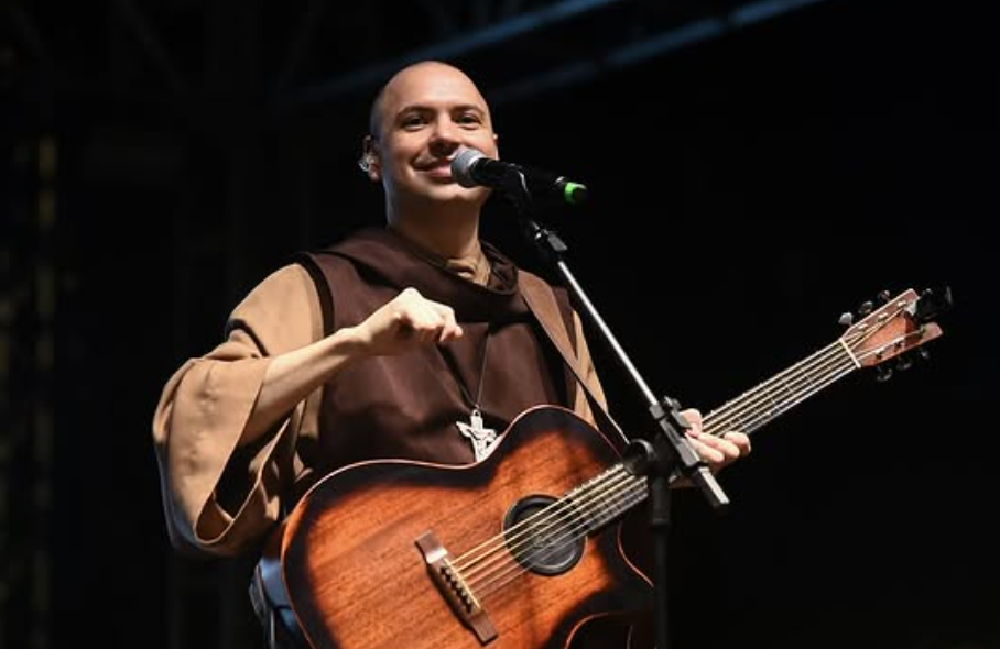 Frei Gilson se apresenta neste sábado em João Pessoa e programação conta com shows de outros religiosos