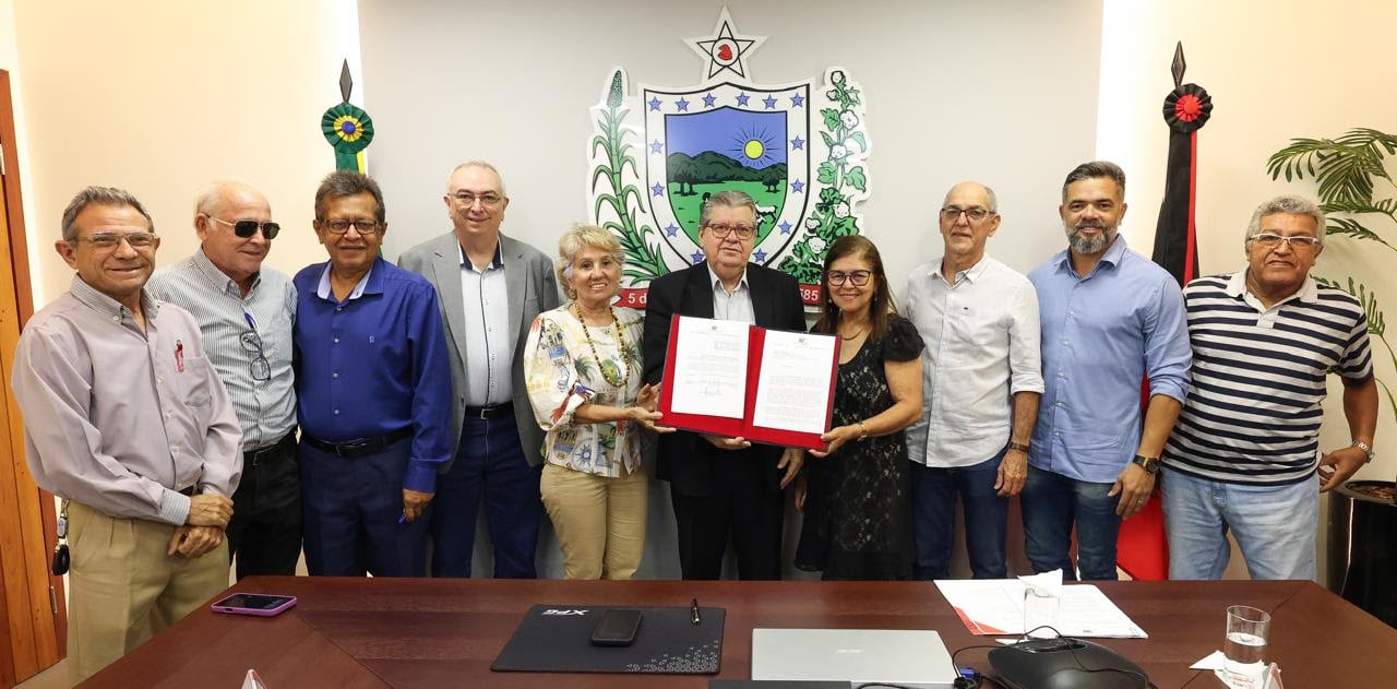 Governador assina PCCRs dos jornalistas do Estado