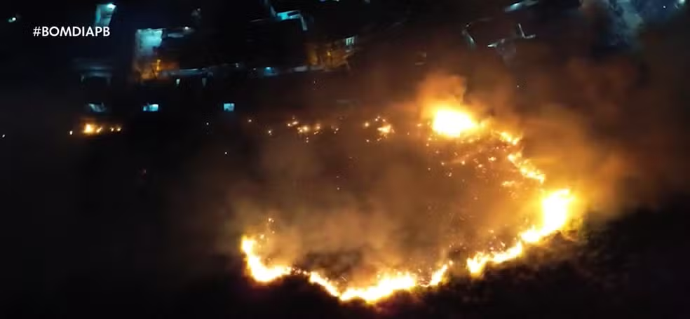 Incêndio de grandes proporções atinge terreno de fábrica têxtil e casas vizinhas no Geisel