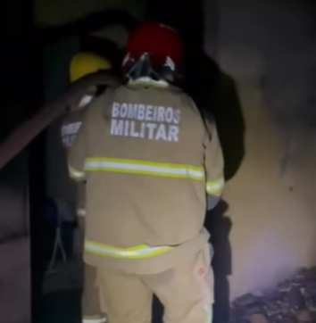 Incêndio destrói residência na véspera de Natal, no Sertão da Paraíba