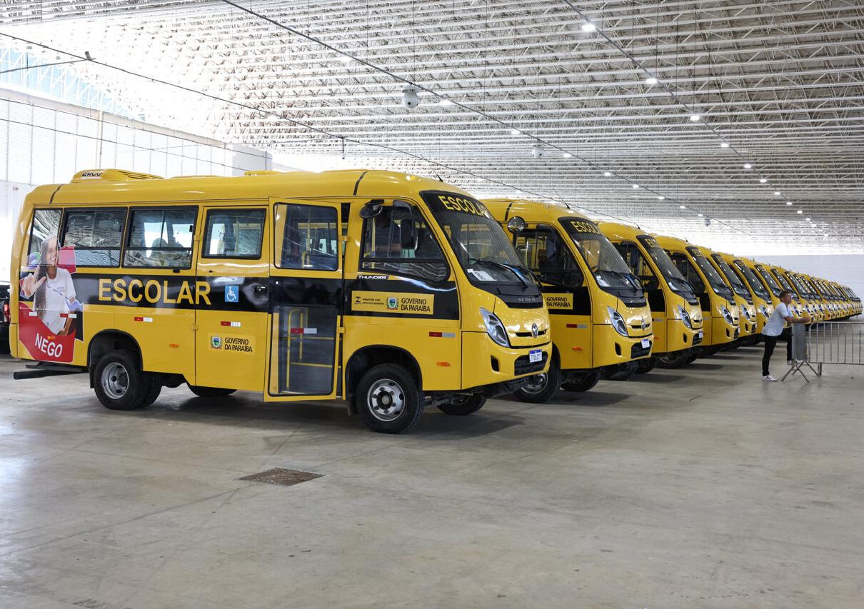 João Azevêdo entrega quase 80 ônibus escolares