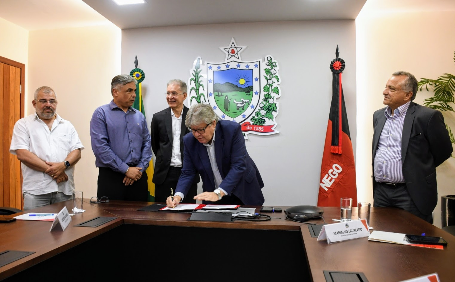 João assina decretos com incentivo à produção e à competitividade do álcool comercializado na Paraíba