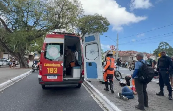 Mulher é atropelada por ônibus no Parque Solon de Lucena, em João Pessoa