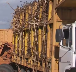 Tombamento de caminhão com reboques causa interdição parcial na BR-101 em Santa Rita-PB