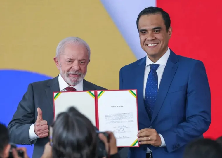 Trocando seis por meia dúzia: quando a política gira e permanece no mesmo lugar!