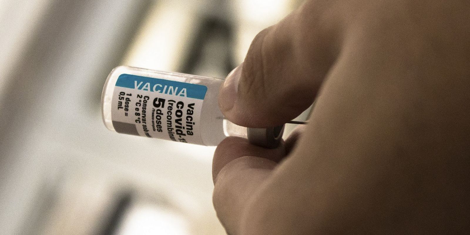 Após cinco anos de vacinação, covid recua, mas ainda preocupa