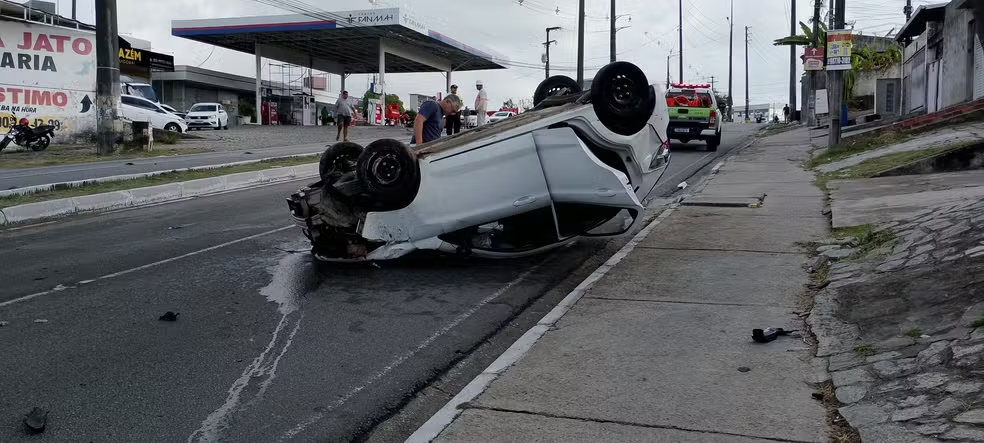 Carro capota após bater em poste na avenida Tancredo Neves, em João Pessoa