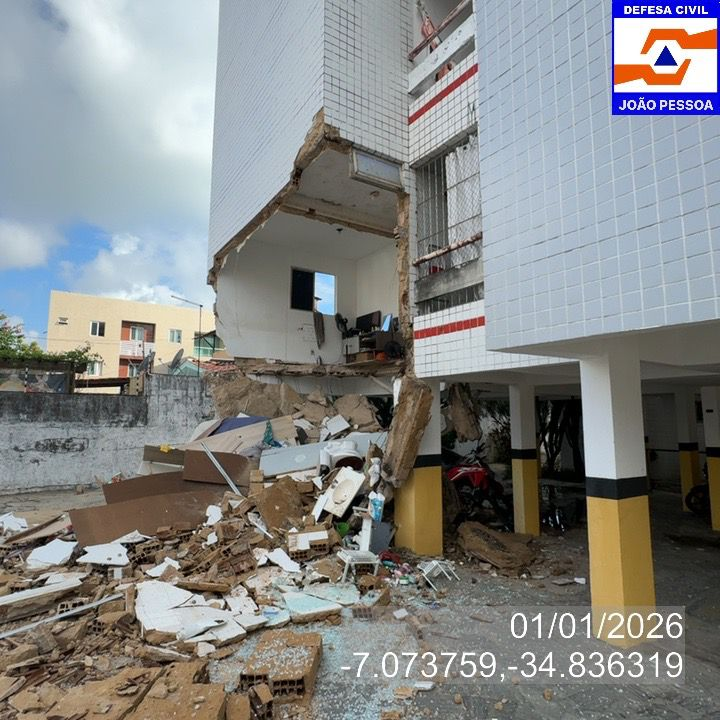 Defesa Civil interdita edifício após desabamento de apartamento no bairro do Bessa