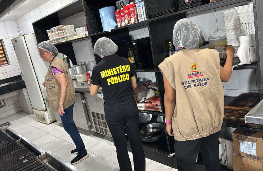 MP-Procon e Agevisa interditam restaurante na praia de Coqueirinho, no Litoral Sul da Paraíba