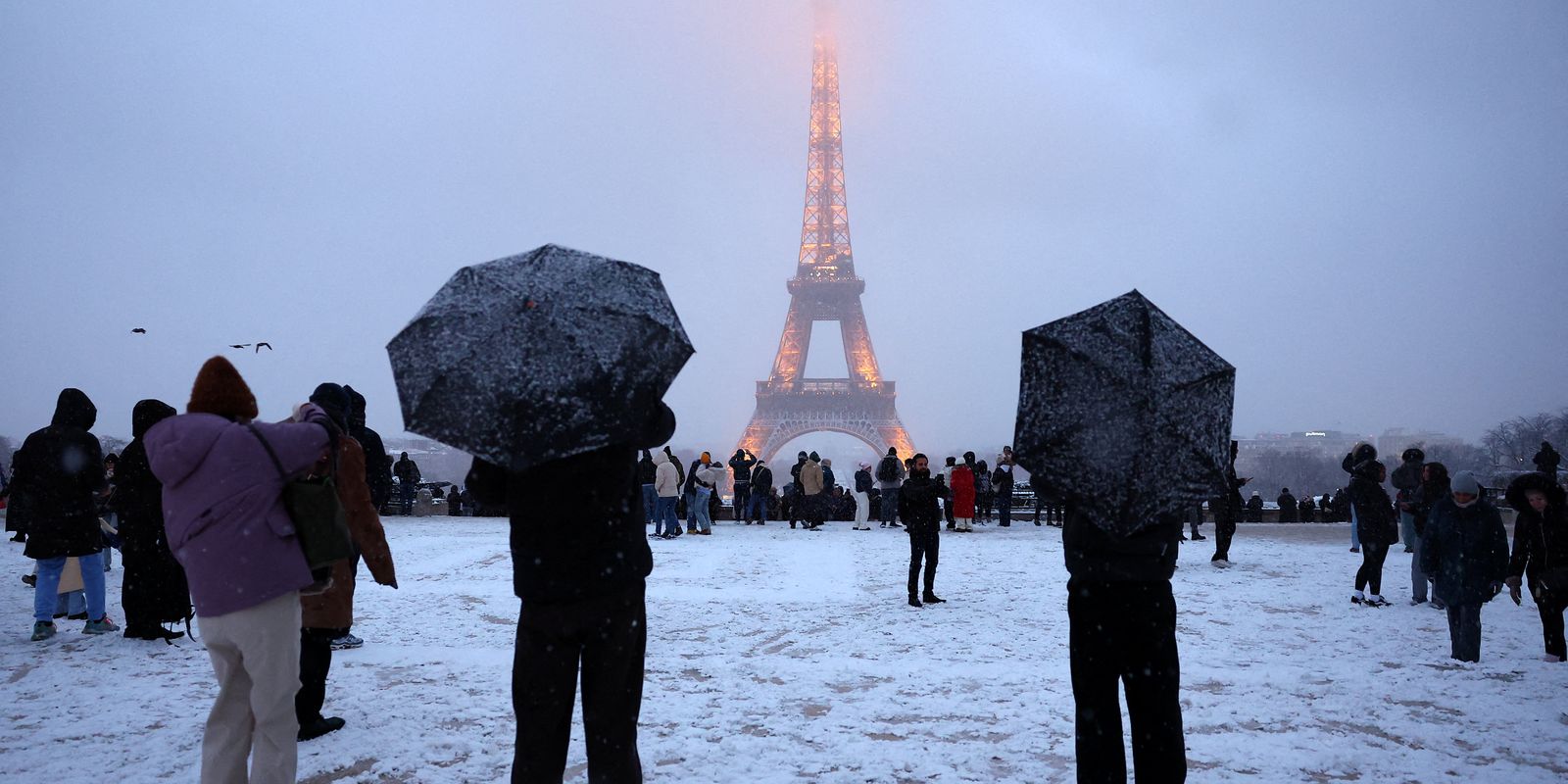 Onda de frio na Europa: na França, forte nevasca cobre Paris de branco