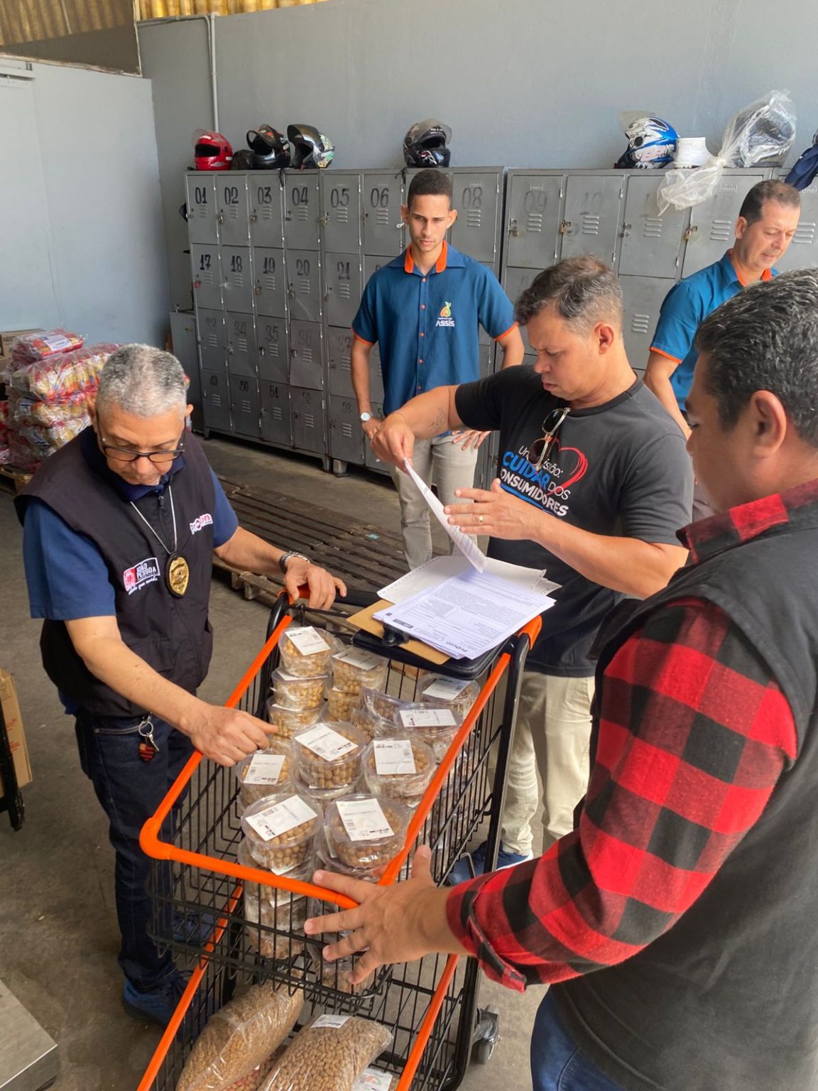 Produtos com validade vencida são apreendidos pelo Procon-JP e supermercados são autuados