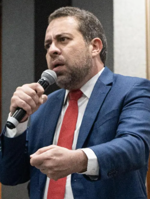 Boulos diz que postura moderada de Flávio Bolsonaro é “uma piada”