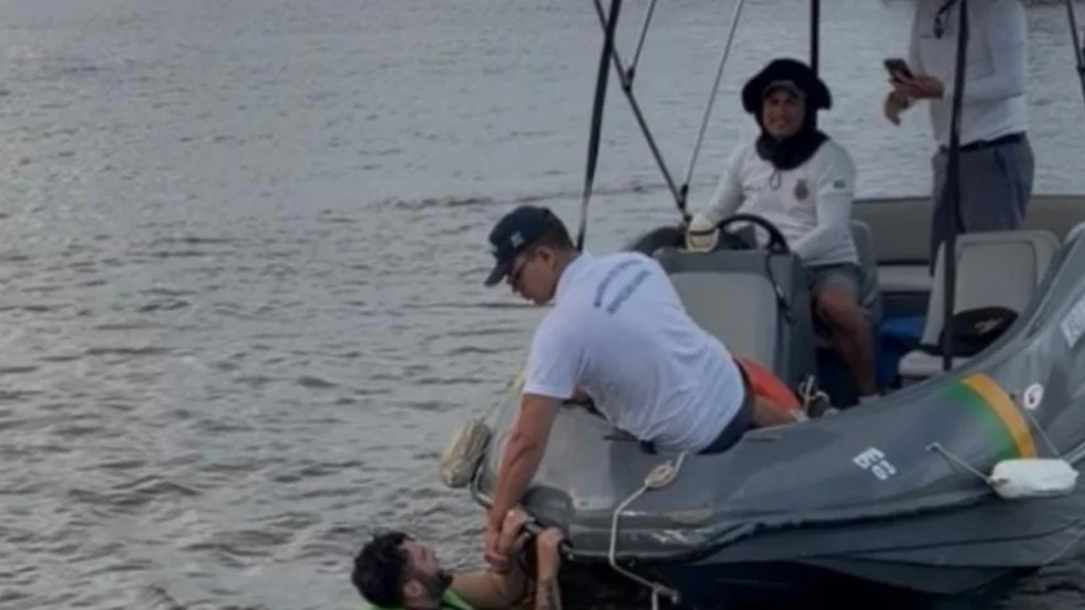 Cantor Ranniery Gomes tenta salvar animal e é resgatado pela Marinha na Praia do Jacaré