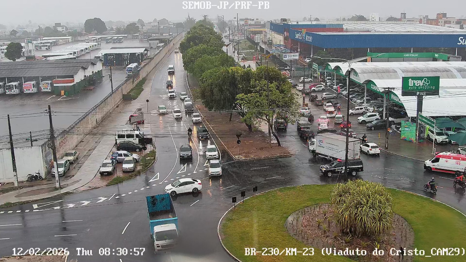 Chuvas provocam acúmulo de água e acidente em vias de João Pessoa nesta quinta-feira