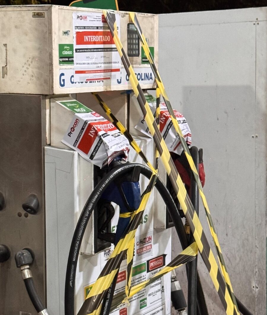Em JP, Procon autua posto, interdita bicos de gasolina e apreende centenas de produtos sem data de validade