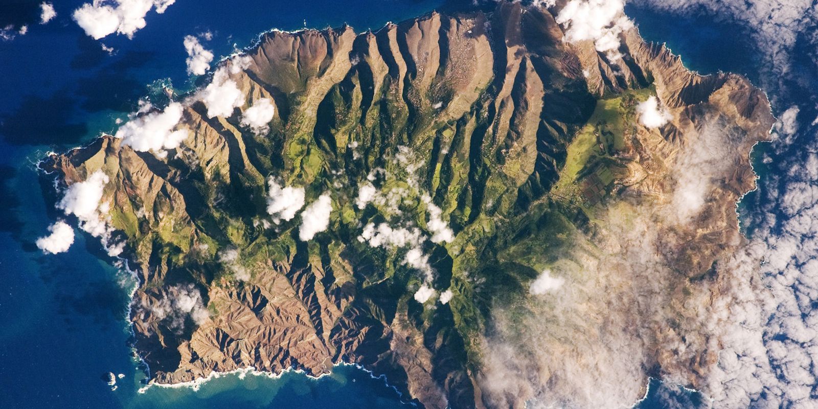 Ilha no meio do Atlântico está isolada com fechamento de aeroporto