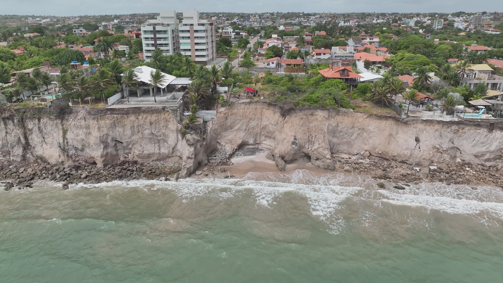Preamar recomenda medidas emergenciais para diminuir os riscos causados pela erosãodas falésias na praia de Carapibus