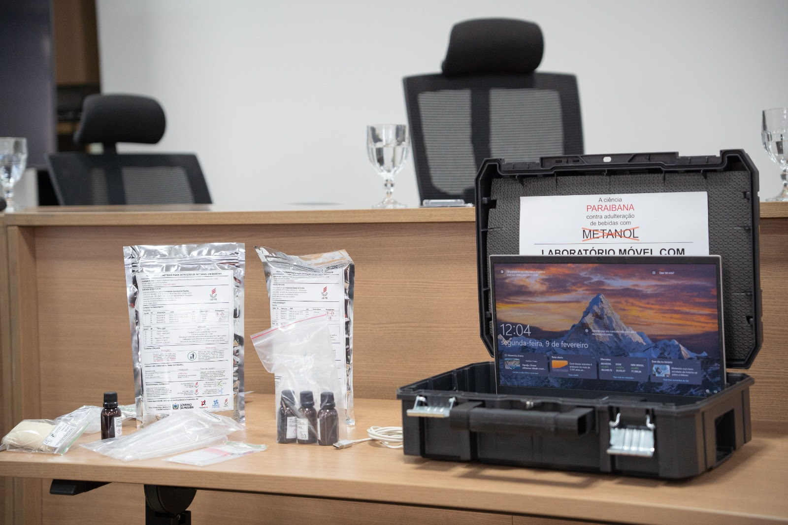 Procon-PB recebe kits desenvolvidos pela UEPB para detectar metanol em bebidas alcoólicas