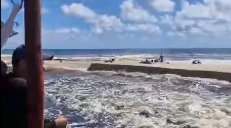 Rompimento de barreira em maceió de Pitimbu provoca forte correnteza e mobiliza Bombeiros