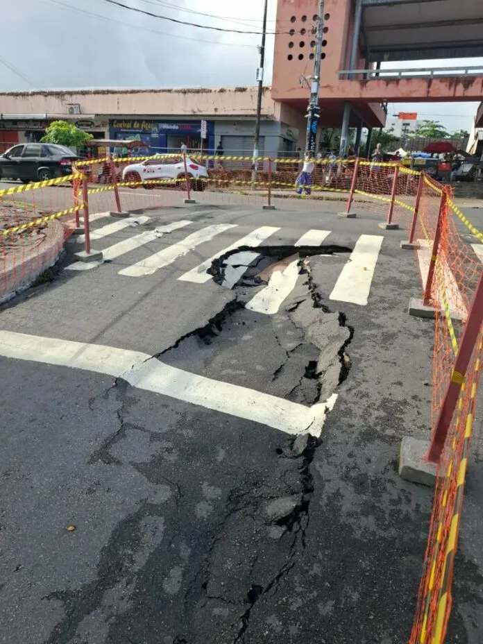 Cratera interdita trecho da Dom Pedro II; obras devem terminar até o fim da semana