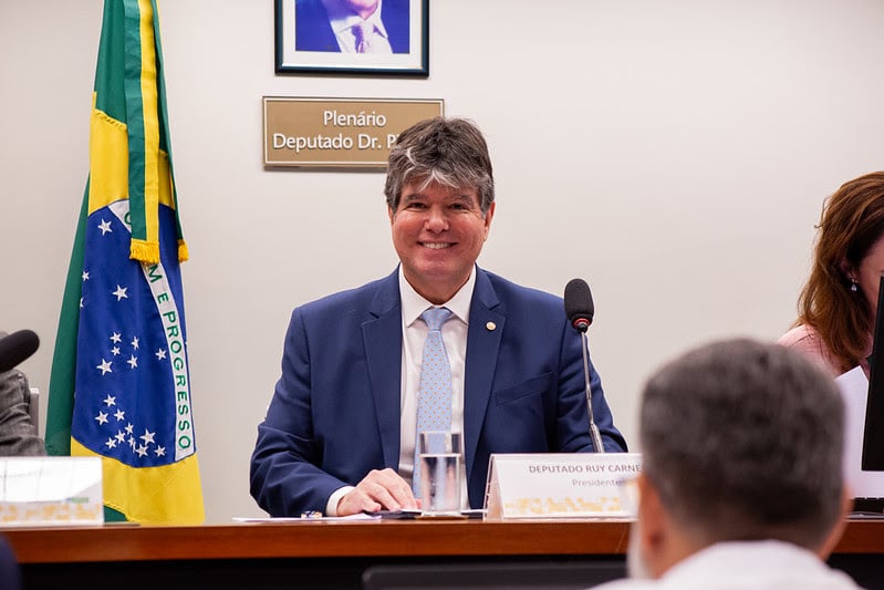 Ruy avança no combate à violência digital e relata projeto que reúne 32 propostas