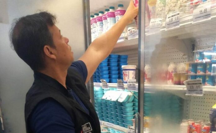 Supermercado em JP é autuado pelo após fiscalização encontrar alimentos vencidos