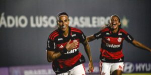 Flamengo derrota Vitória e fica perto de líderes no BR Feminino